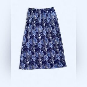 Blue floral vintage pleated midi skirt by Blair
Boutique Size petite L